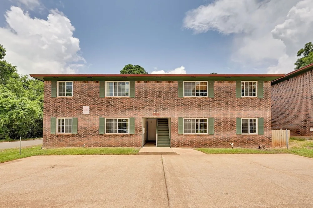 Half-mi to SFA Campus: Lumberjack-ready Retreat