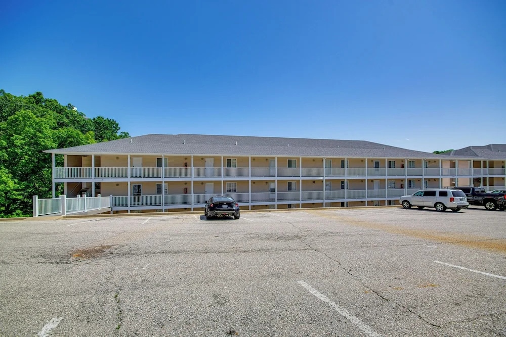 Balcony w/ Marina Views: Lake Ozark Hideaway!