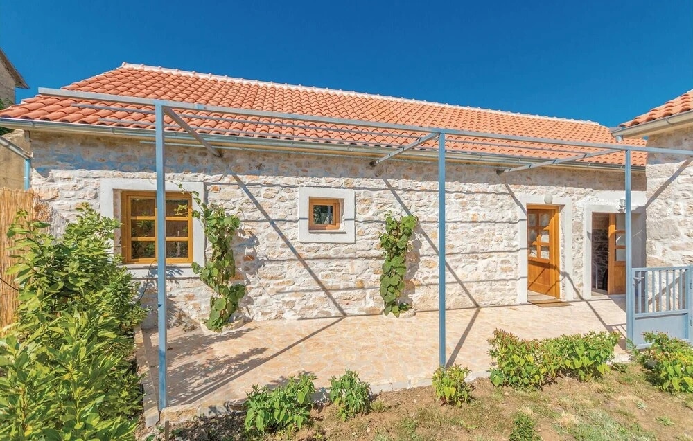 Amazing Home in Lisane Tinjske With 4 Bedrooms, Wifi and Outdoor Swimming Pool