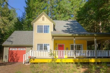 Redwood Cottage - Two Bedroom Home