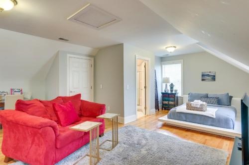 4 Mi to Dtwn: Simplistic Summerville Studio