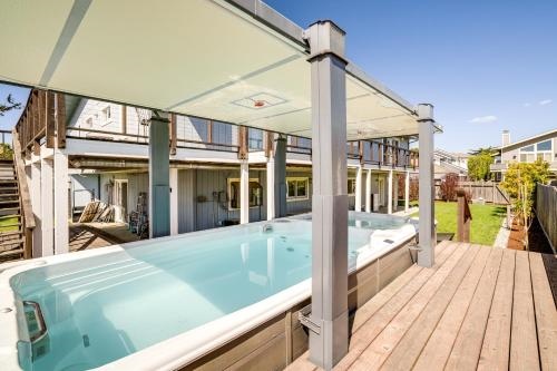 Walk to Poplar Beach: Cozy Coastal Getaway w/ Yard