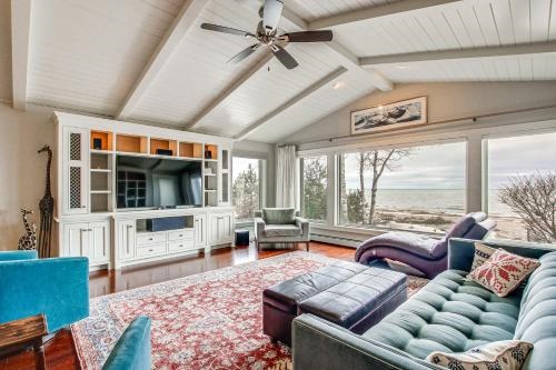 Lakefront Sturgeon Bay Retreat w/ Private Beach!