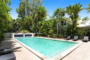 Plantation House 1 Spacious 4 Bedroom House Near Beach WIFI Netflix Telstra TV Playground Pool BBQ