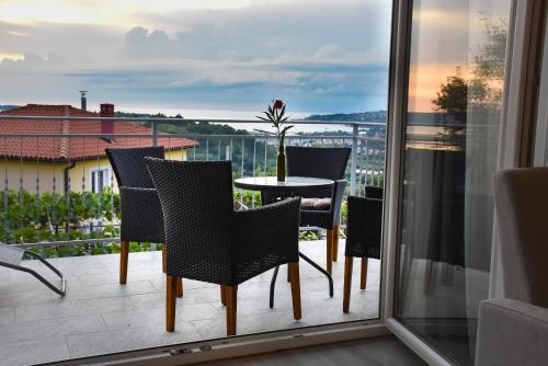 Apartma med oljkami PortoroA?