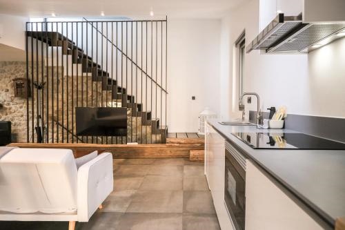 El Call A€tic con vistas al puente de BesalA?