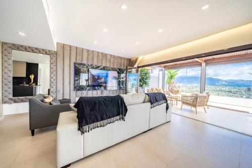 103 Luxurious 3 Bed Duplex Penthouse With Stunning Mountain Views