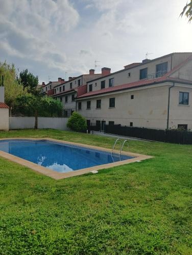 Apartamento con terraza y piscina