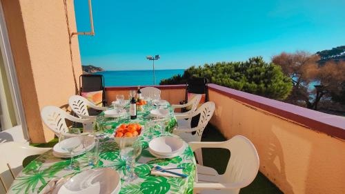 Apartamento con jardA­n a 11 metros de la playa. CG.