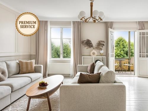 Historic apartment near the city by the water