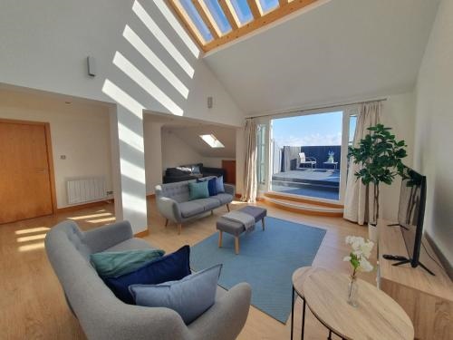 Weekly & Monthly stays in Penthouse for Contractors or Leisure Single or Superking beds available