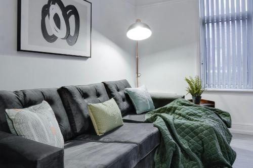 Modern 2 bedroom flat 15 minutes to Liverpool
