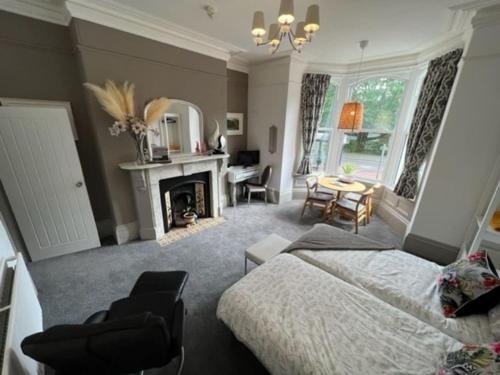 2 Bed ground floor apartment sleeps 4 with free parking