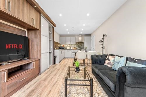 2 bed 2 bath Gated Heathrow Lux Apartment