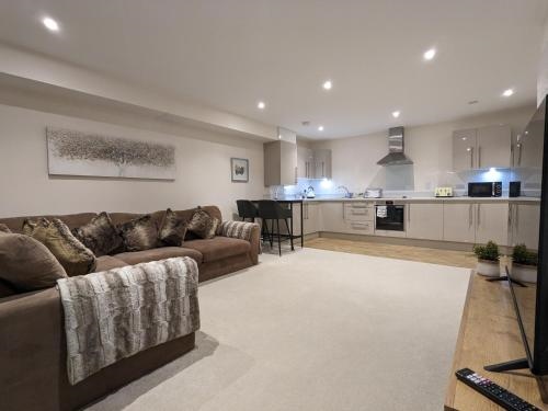 Stunning 2 Bed Apartment in Stevenage Sleeps 5 with free Private Parking
