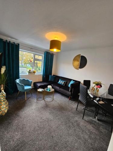 Large Stylish 2 Bedroom Apartment Stevenage Sleep 6