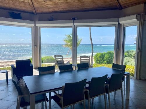 Peaceful Ocean Front Beach House in Bodden Town