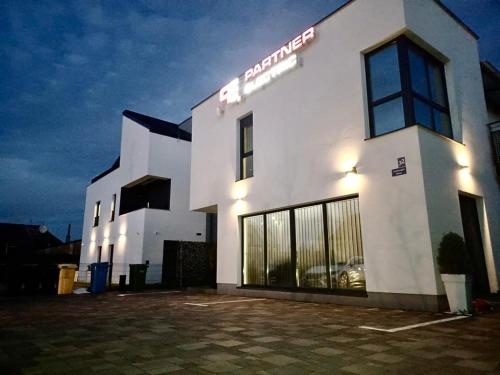 4 TREES Airport Resort Apartments and Rooms