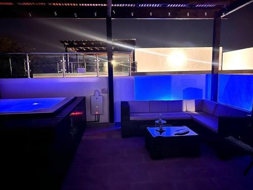 Outstanding Pent House w Jacuzzi