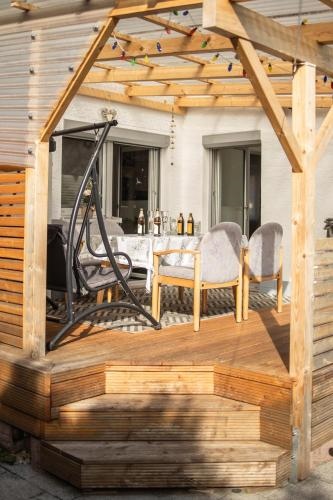 RK79 Ferienwohung mit 4 Zimmer Garten und Pool nA¤he Klinikum U Bahn & S Bahn zum MessegelA¤nde NA?rnberg