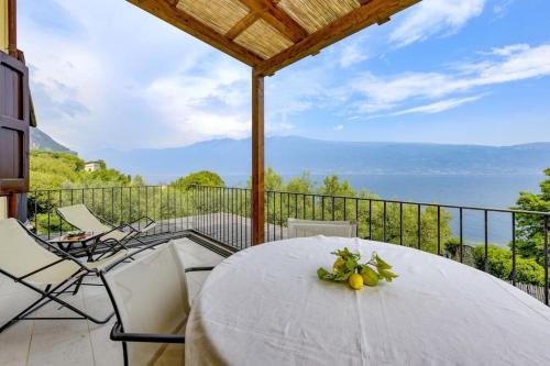 Oleandro apartment directly on the lake