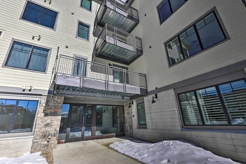 Condo w/ View - 1 Block to Main St - 4 Mi to Ski!