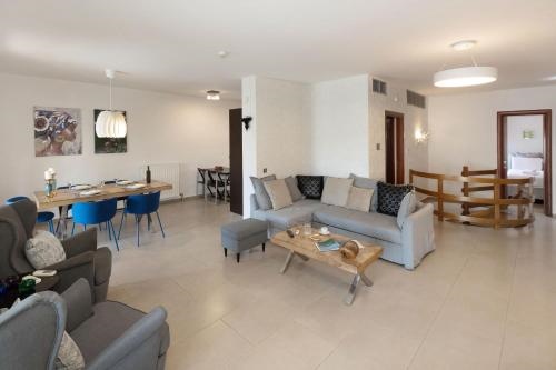 Holiday Maisonette in Varkiza by GHH