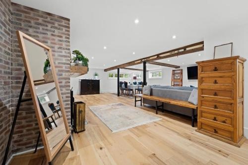 Luxurious lower level Apartment Closeto downtown