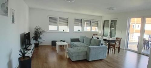 Neubau Appartement mit Terasse, privater Eingang,Parkplatz,Kuche