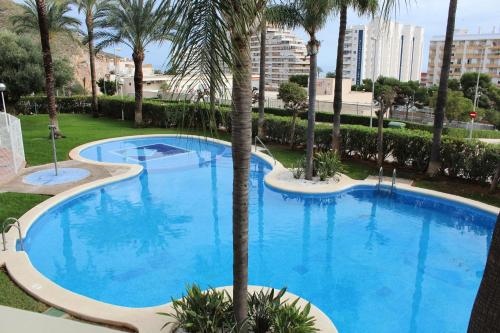 Apartamento en la playa con terraza piscina y parking