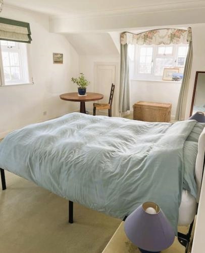 Spacious Top Floor Apartment with Harbour Views