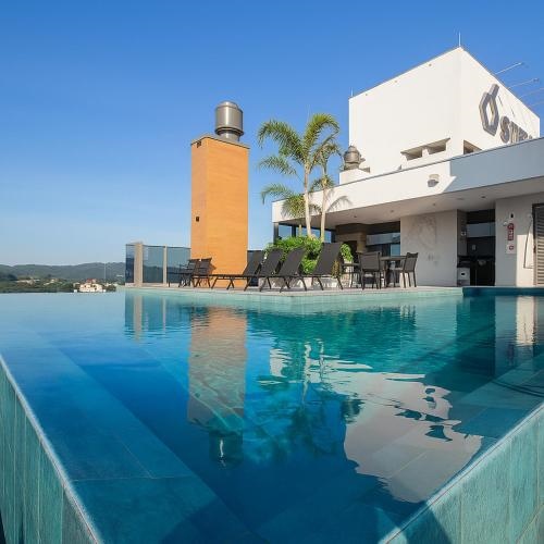 Ap com Piscina no Rooftop a 900m da Vila Germanica