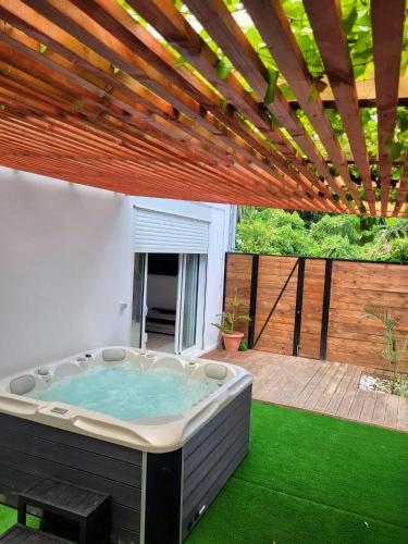 Jungle Room 3000 x Jacuzzi Prive - 2 personnes