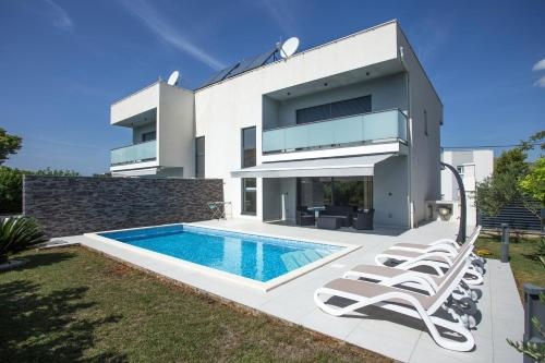 Villa Tesa - Heated Swimming Pool