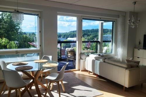 Ylellinen saunallinen kolmio jarvinakymalla