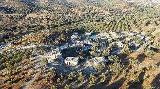 O Mikros Kosmos Hotel Resort