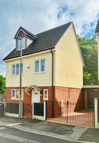 3 Bedroom Guest House in Dudley