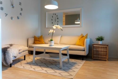 Central and cozy home by the train station with free parking