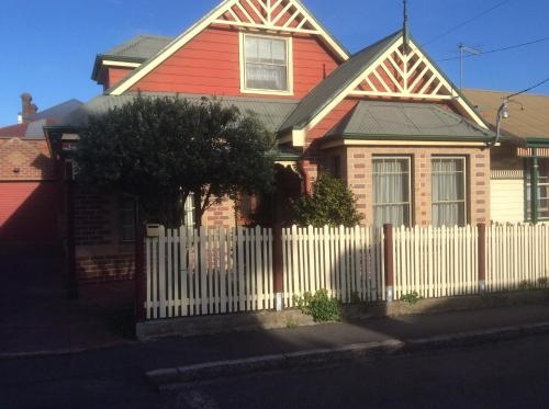 City Townhouse Walking Distance To City