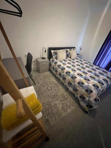 Cheerful Two Bedrooms Town house with free parking