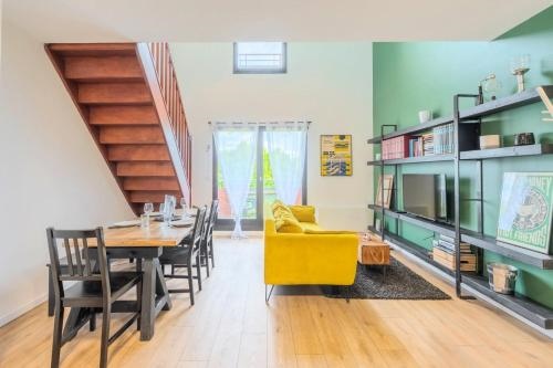 Bright 2 bedroom apartment w balcony and parking