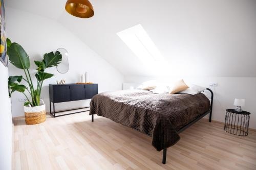 Design Ferienwohnung in Kelberg am Nurburgring: Platz fur 6 Kuche WiFi Netflix