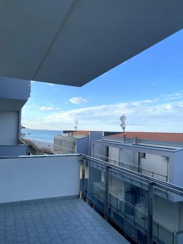 smeraldo sul mare con grande balcone