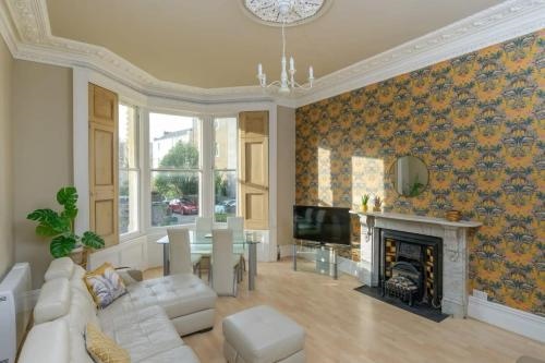 Gorgeous Apartment Seconds from Seafront Clevedon
