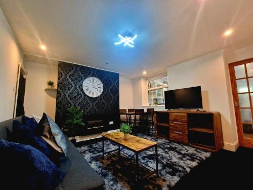 Private Courtyard apartment in Bradford with Parking