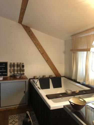 Cosy Cabane Boise solaire Balneo bath et toilette seche a la Ferme