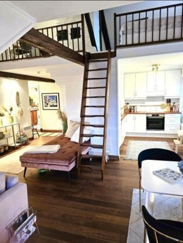 Sentral loftsleilighet med sjoutsikt