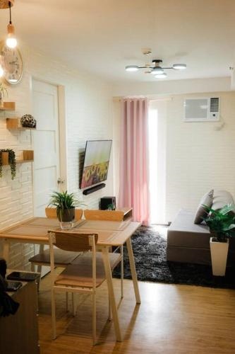 AR05 Eva's Brand New 1BR Arezzo Place