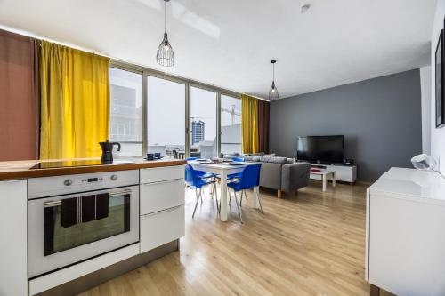 Cosy 2BR Sunlit Penthouse with Large Front Terrace - Close to St Julian's, Sliema, & Valletta