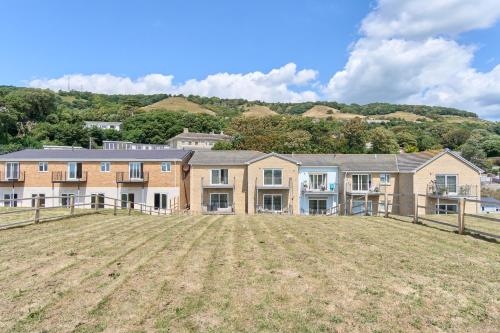 Beautiful 3 Bed Apt With Stunning Countryside Views & Parking - Close To Ventnor, Shanklin & Sandown - 5 mins To Beach - Ideal For Friends, Families, & Business Travellers Stays - Dog Friendly